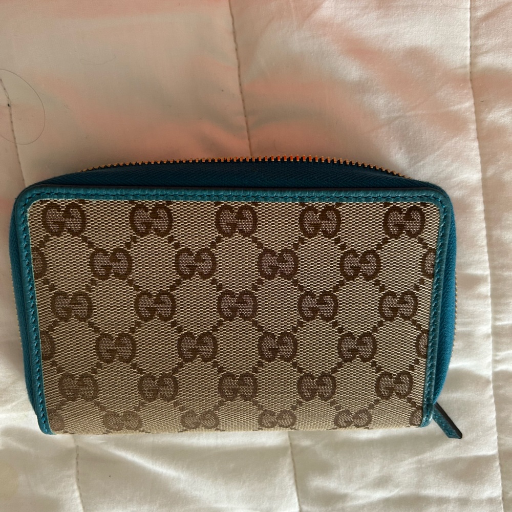 Gucci Billfold. Never used. Blue trim/signature print.